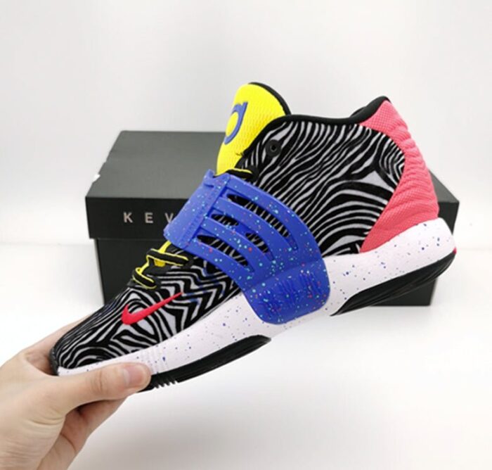 The Nike KD 14 x Pop Art features a lightweight mesh and synthetic upper with a vibrant Pop Art colorway. Offers full-length Zoom Air unit, padded collar, and durable rubber outsole. Ideal for dynamic play and everyday wear. NIKE KD 14 x POP ART crossreps