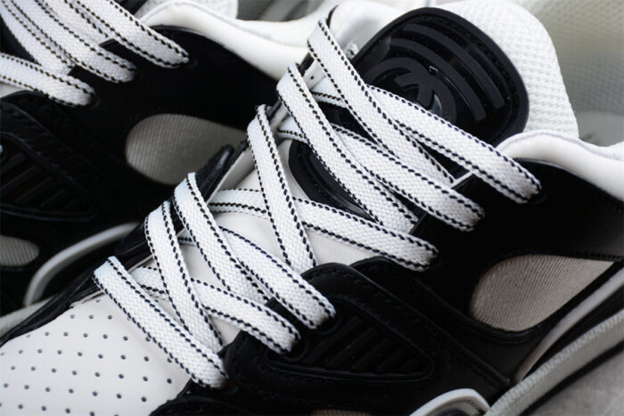 Gucci Black and White Leather Sneakers with Monochrome Detailing crossreps