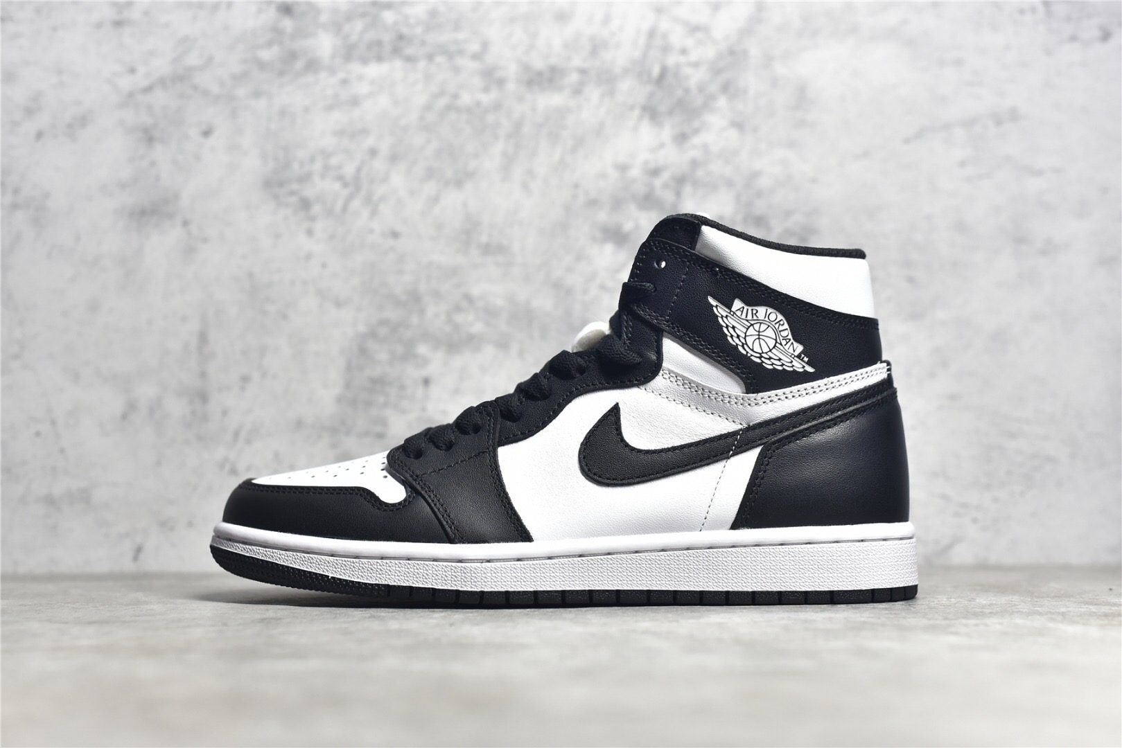 Air Jordan 1 High Black White
