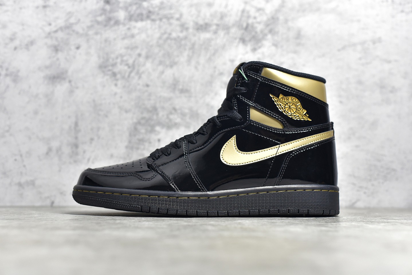 Jordan 1 Retro High Black Metallic Gold