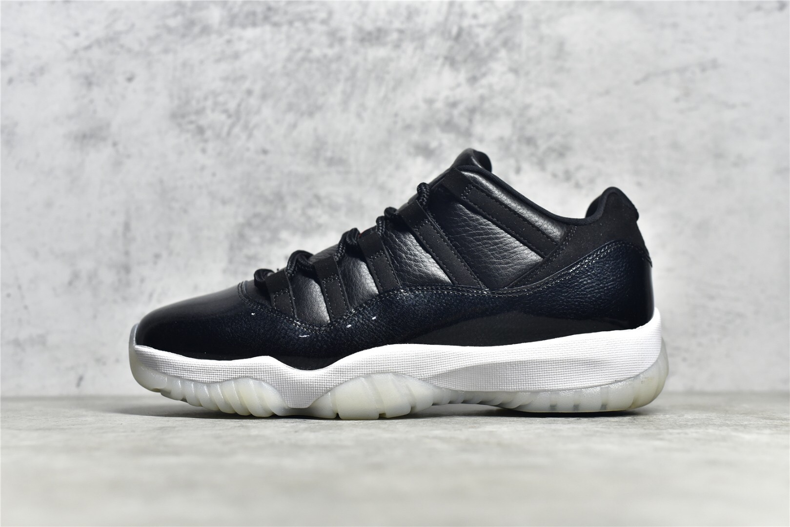 Jordan 11 Retro Low 72-10