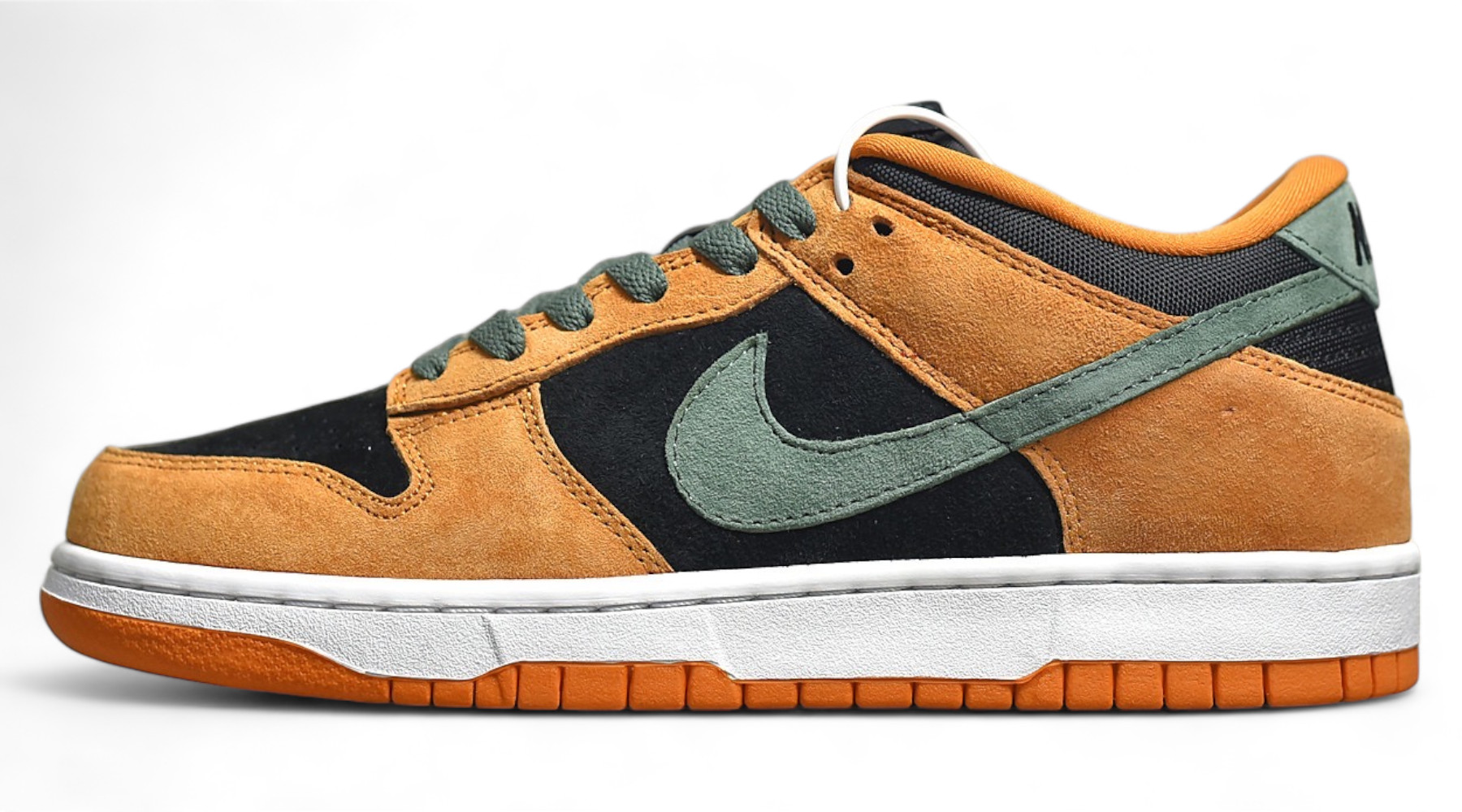 SB Dunk Low Ceramic