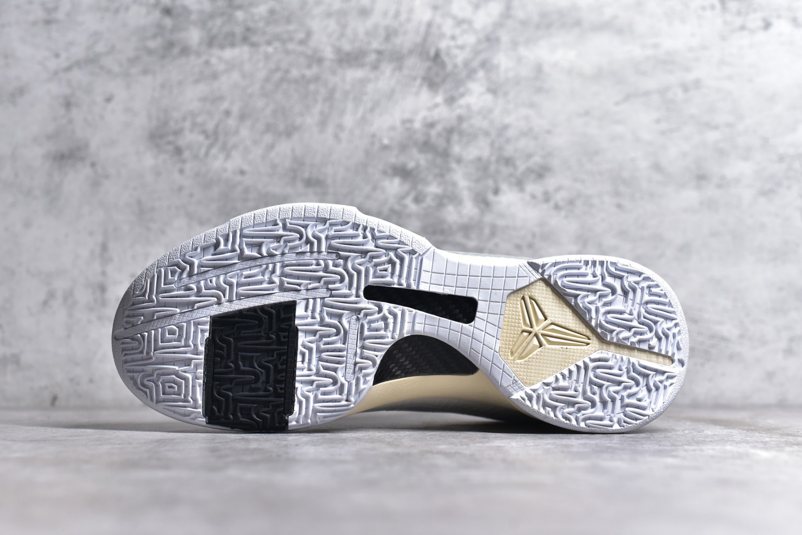 Kobe 5 off-White x Nike Zoom “Sail”