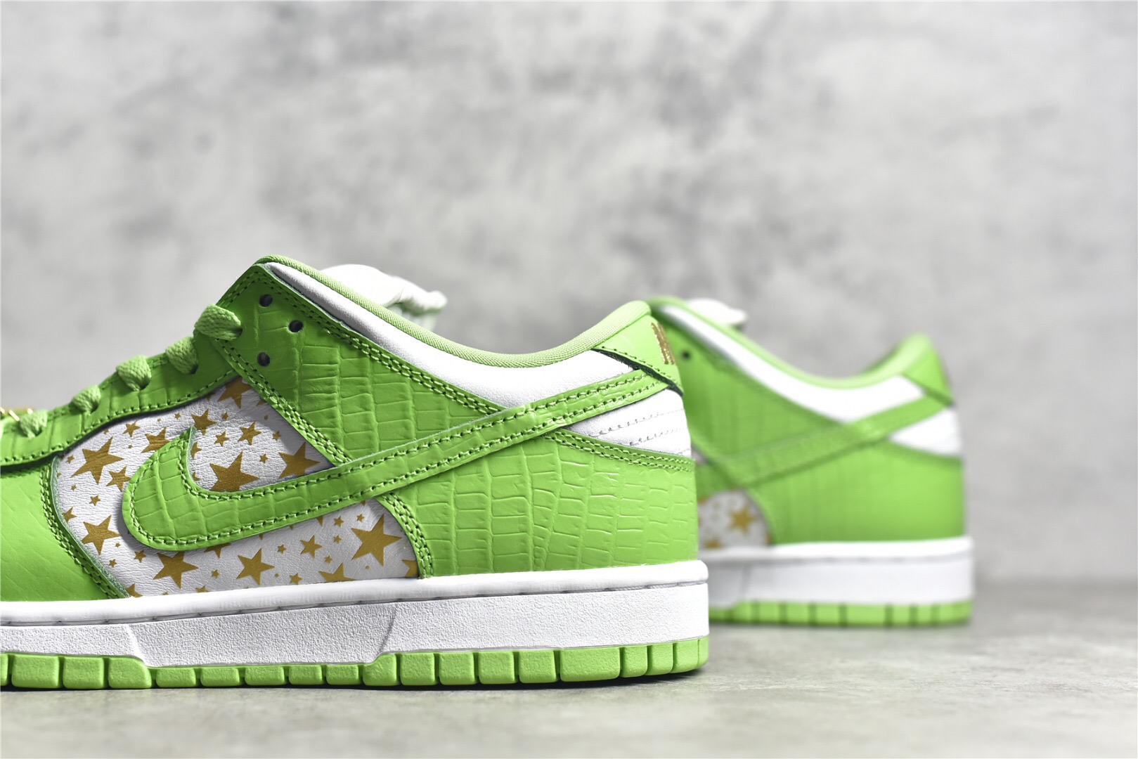 SB Dunk Low Supreme Stars Mean Green (2021) DH3228-101