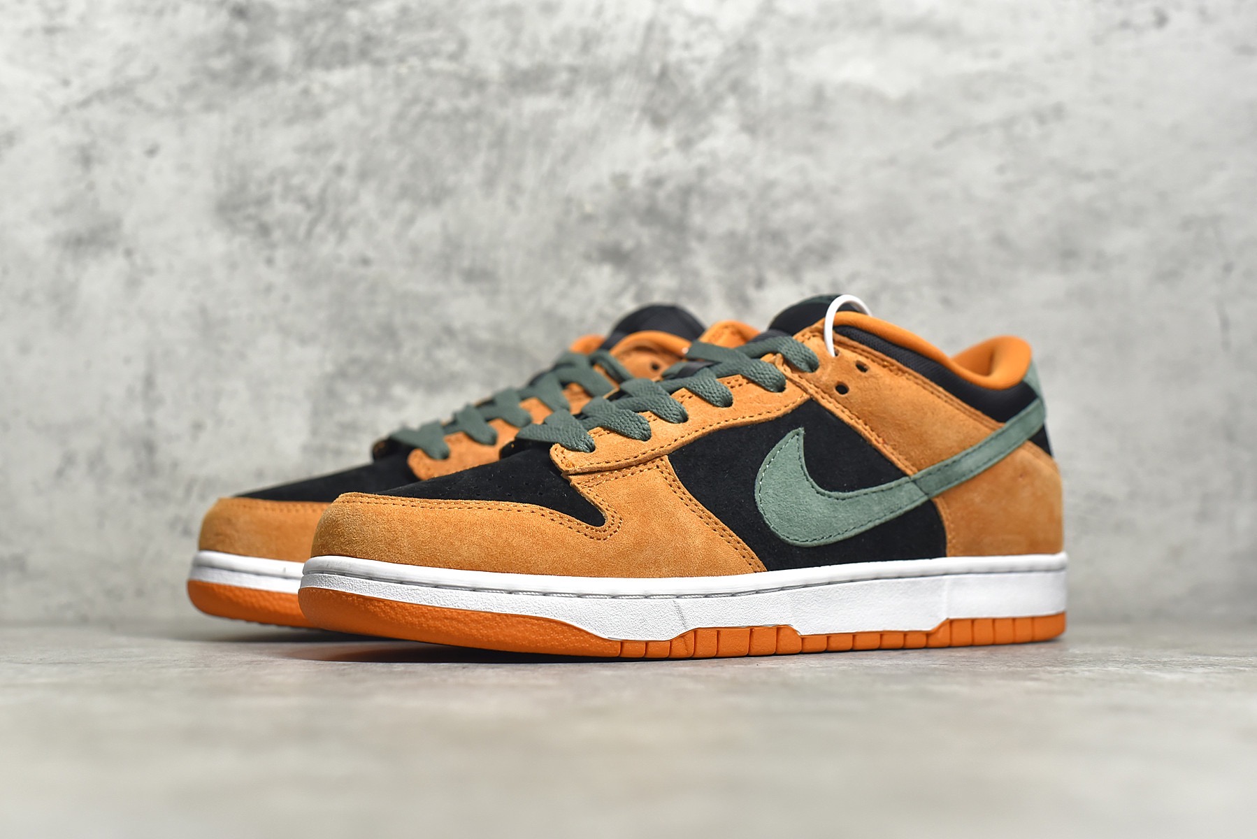 SB Dunk Low Ceramic