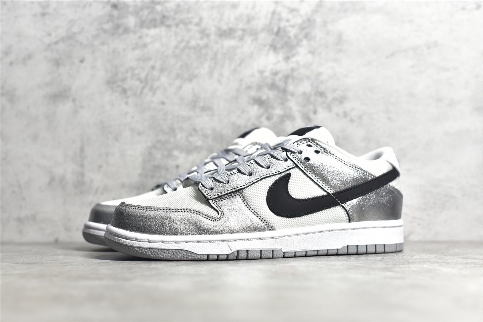 Dunk Low Shimmer DO5882-001