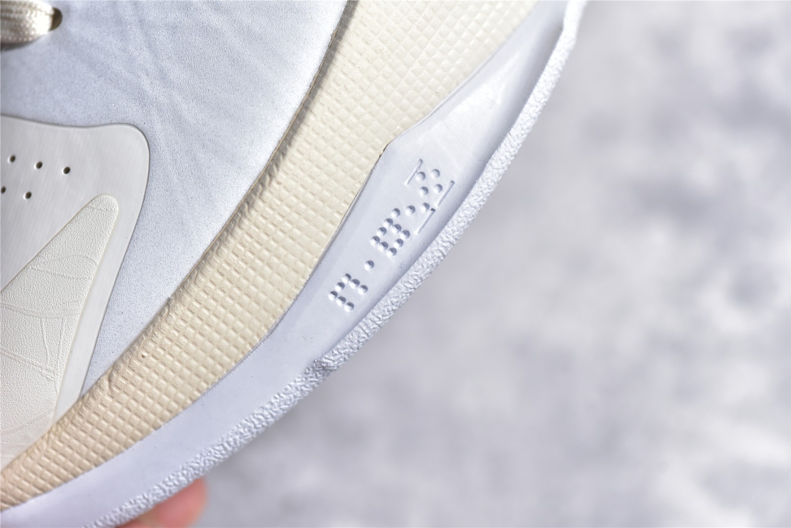 Kobe 5 off-White x Nike Zoom “Sail”