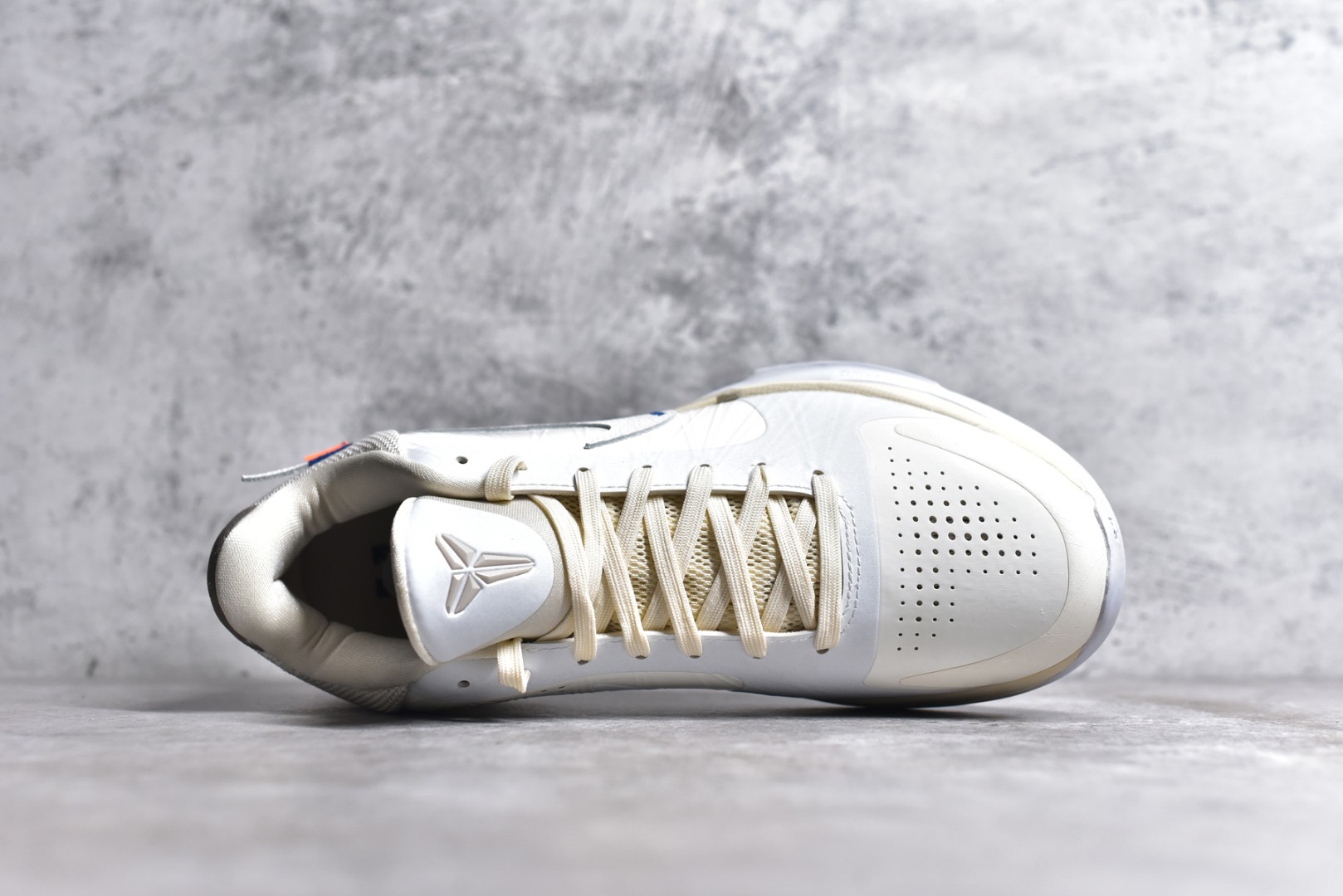 Kobe 5 off-White x Nike Zoom “Sail”