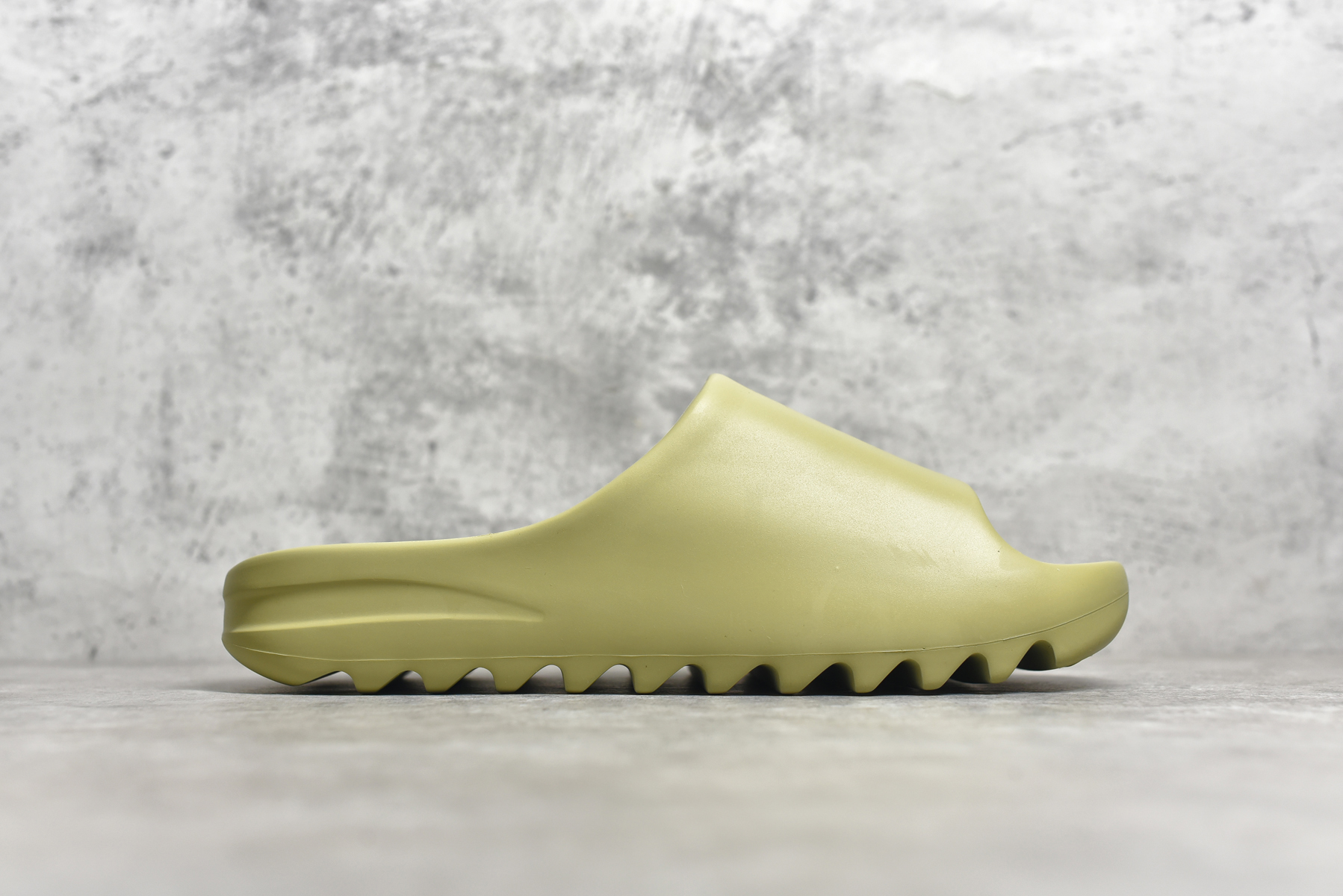 YEEZY SLIDE RESIN