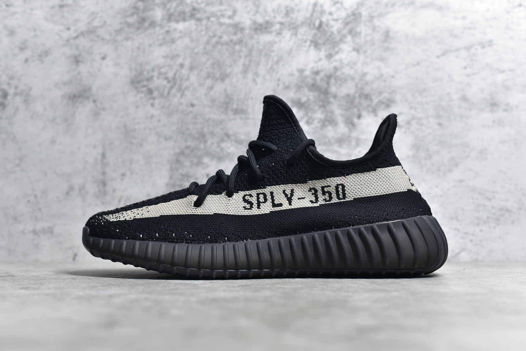 YEEZY 350 V2 CORE BLACK WHITE