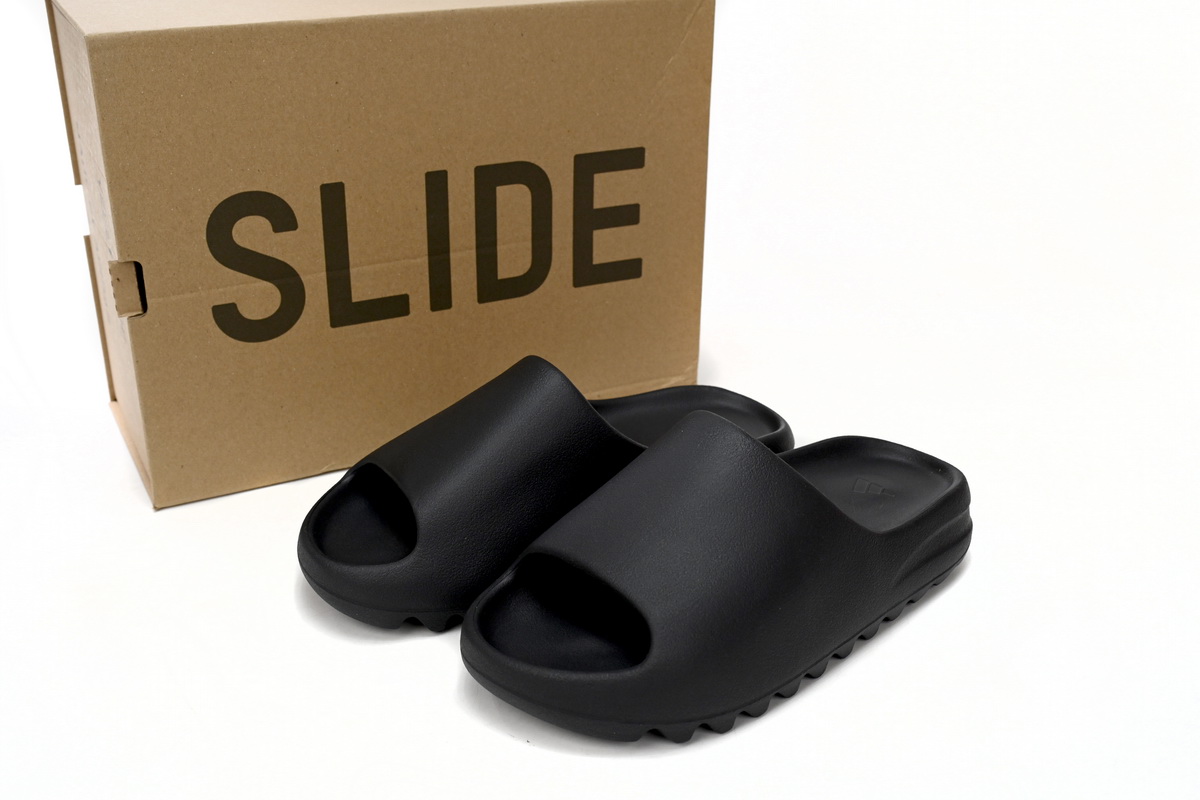 Yeezy Slides ‘Onyx’ (Matte Upper)