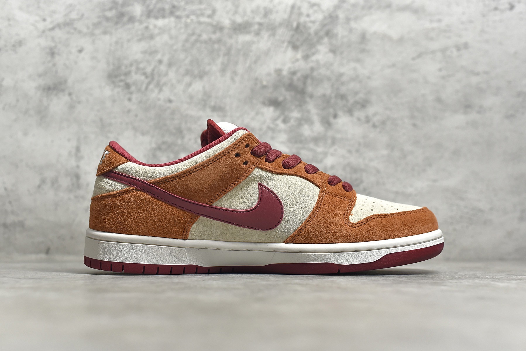 SB Dunk Low Pro Dark Russet Cedar