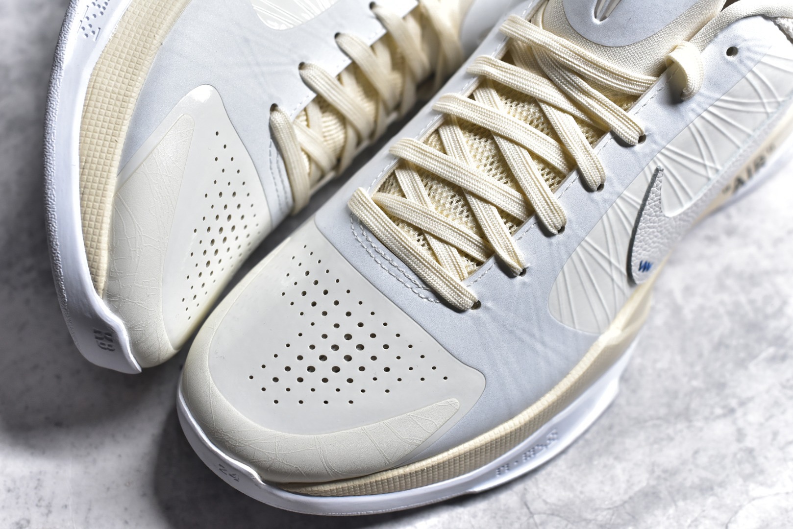 Kobe 5 off-White x Nike Zoom “Sail”
