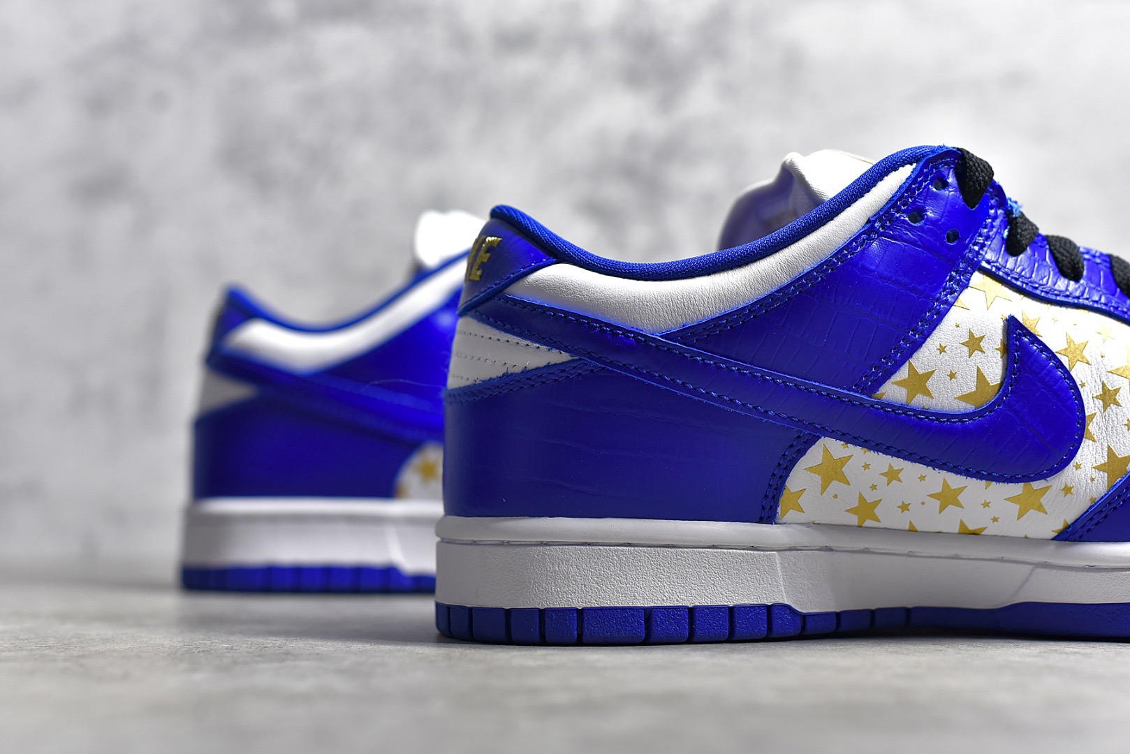 SB Dunk Low Supreme Hyper Royal