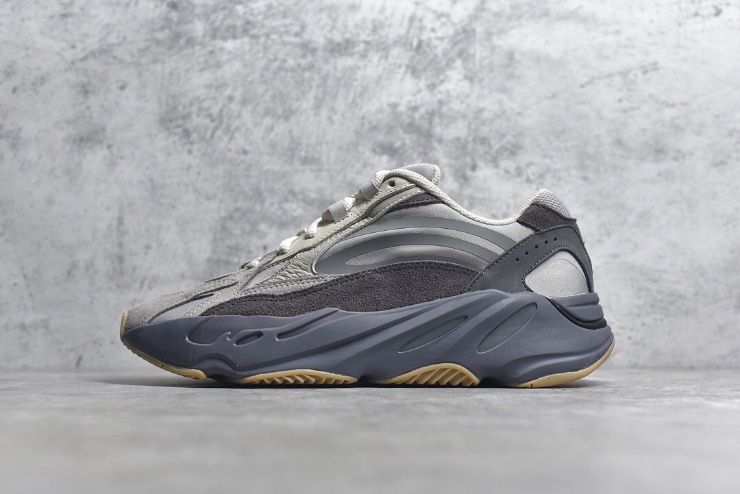 Yeez 700 V2 ‘Tephra’