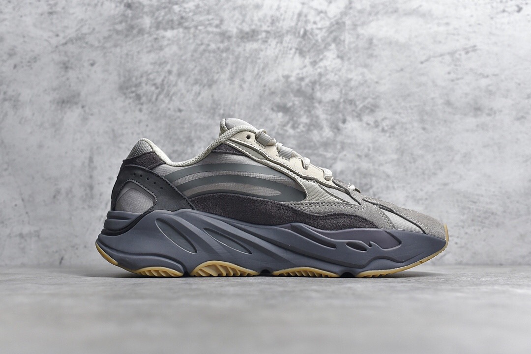 Yeez 700 V2 ‘Tephra’