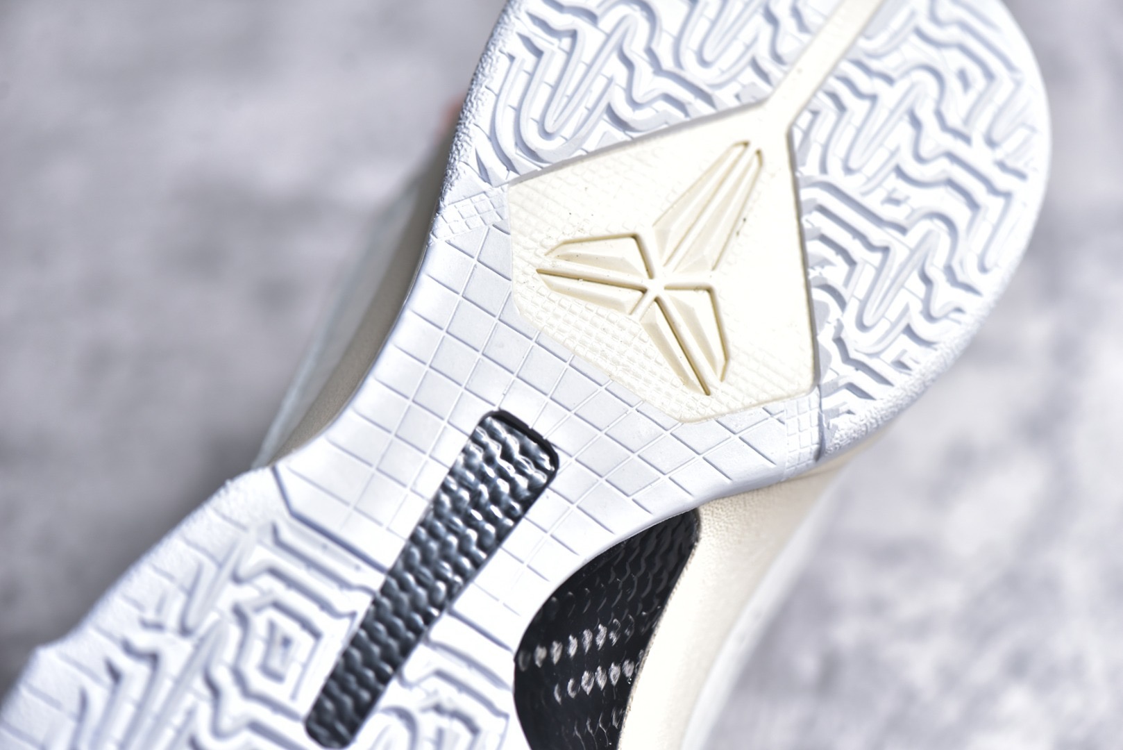 Kobe 5 off-White x Nike Zoom “Sail”