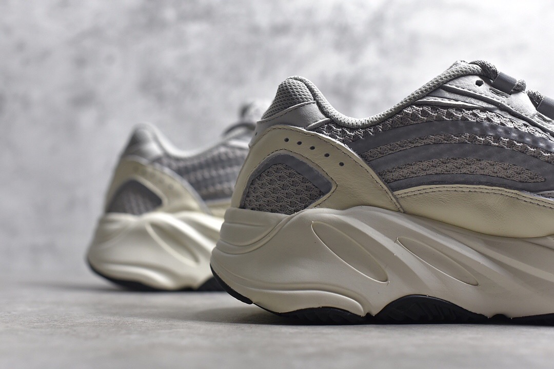 YEEZY 700 V2 STATIC