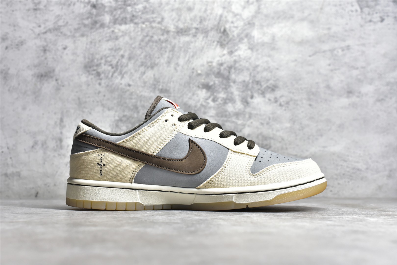 SB Dunk Low Travis Scott