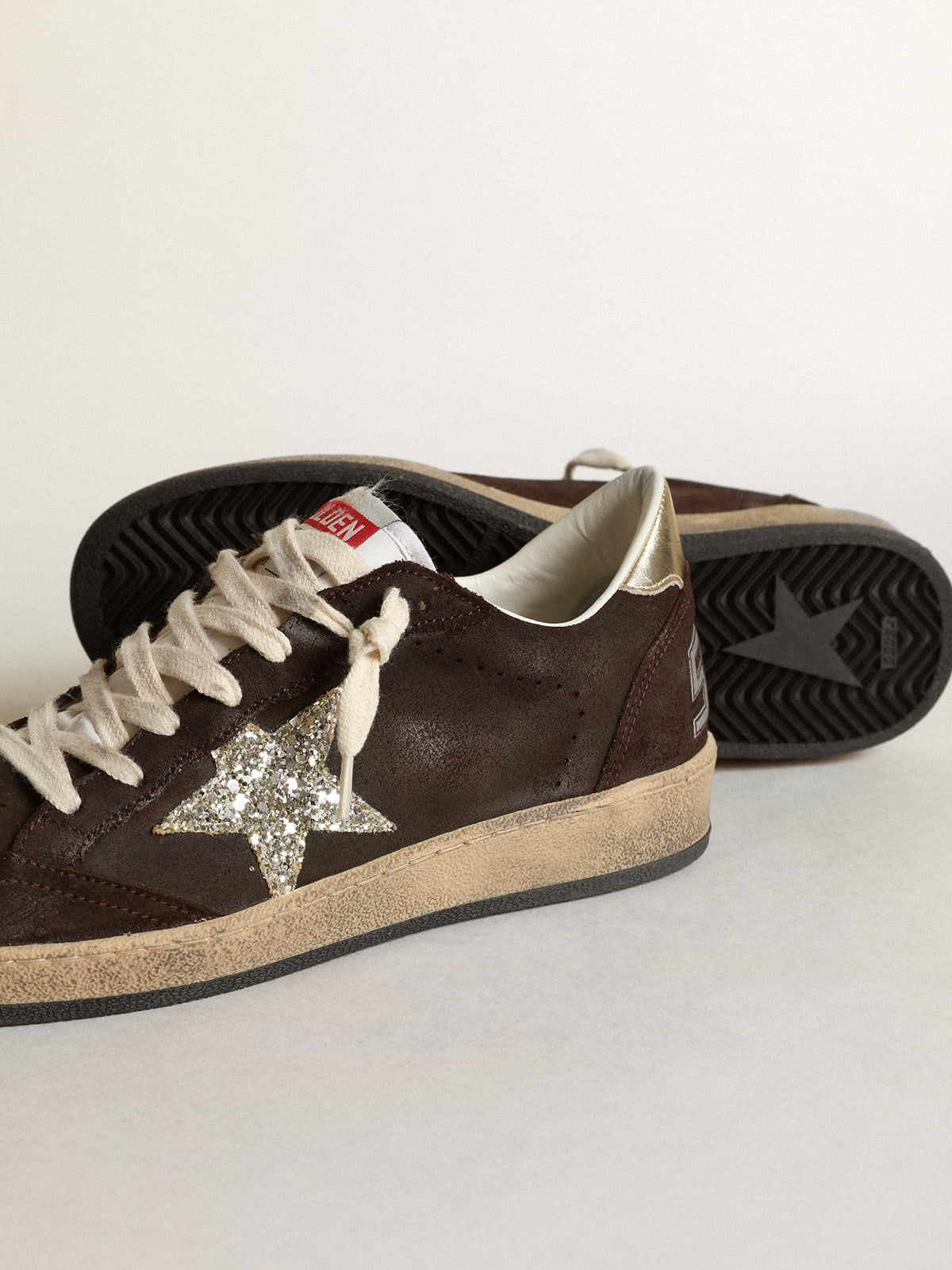 Sneaker Ball Star in suede marrone con stella in glitter platino e linguetta in nylon bianco