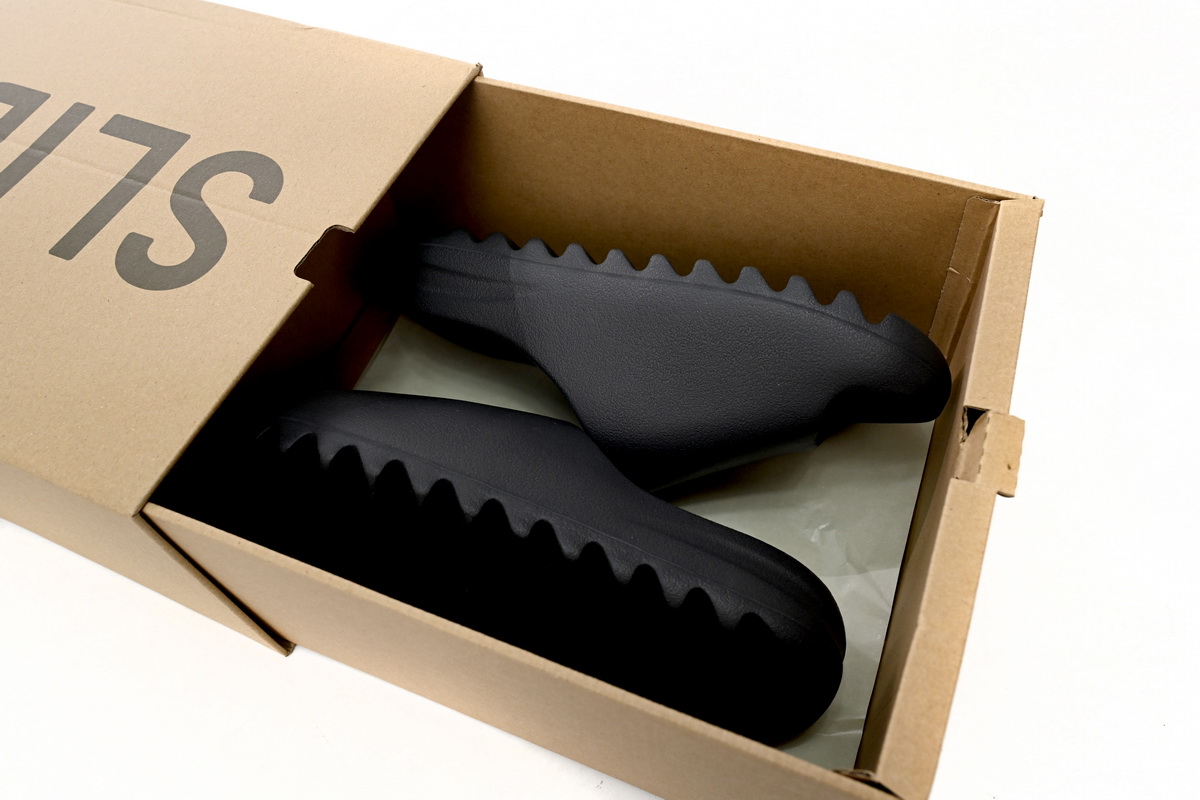 Yeezy Slides ‘Onyx’ (Matte Upper)