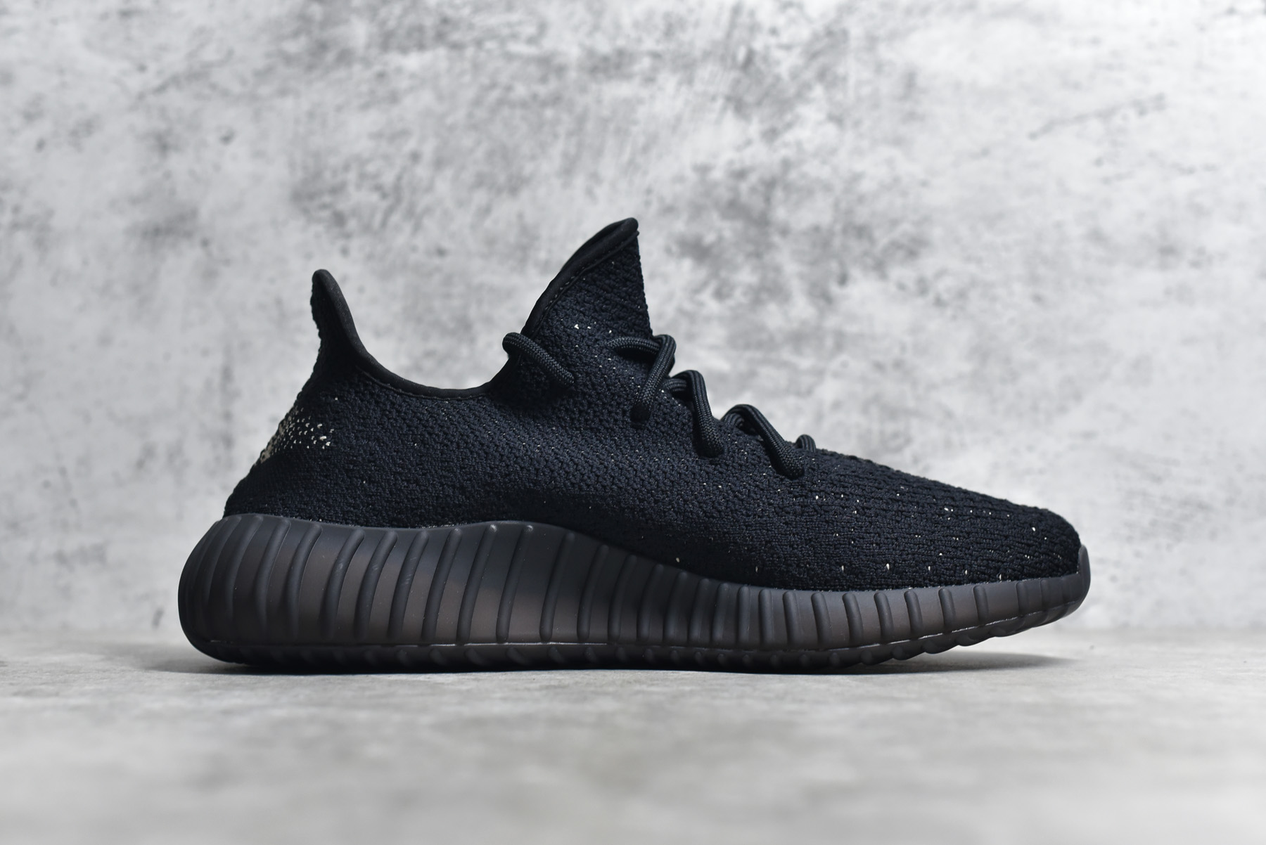 YEEZY 350 V2 CORE BLACK WHITE