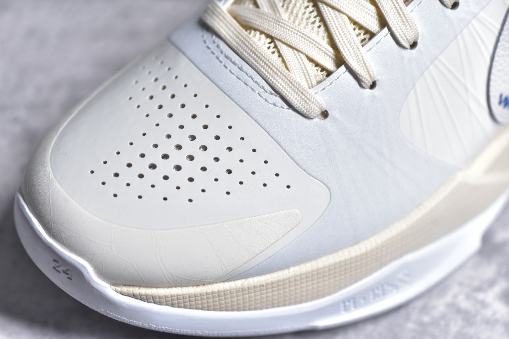 Kobe 5 off-White x Nike Zoom “Sail”