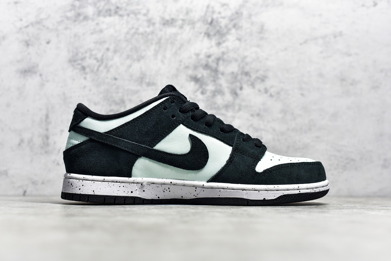 SB Dunk Low Barely Green 854866-003