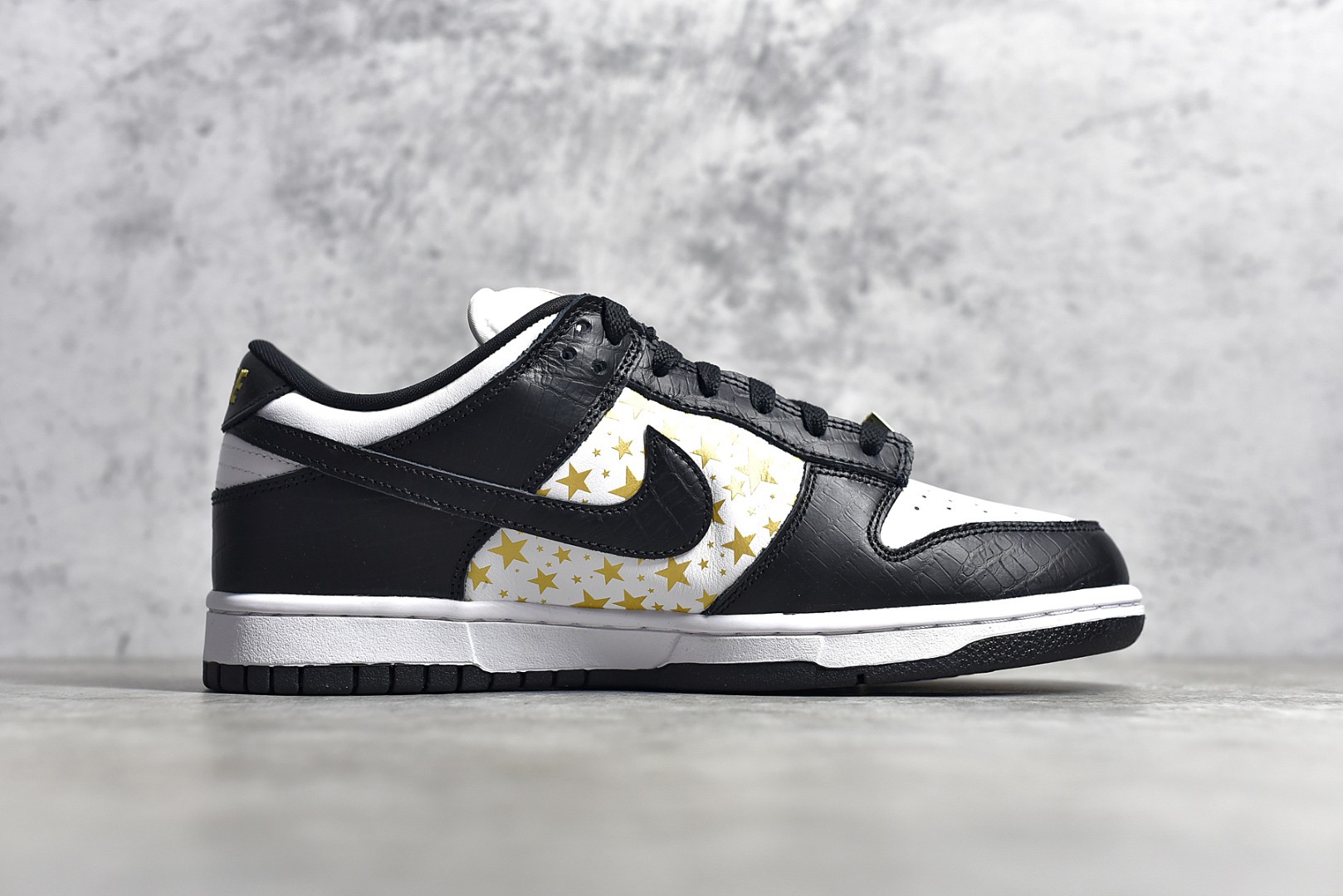 SB Dunk Low Sup**me Black DH3228-102