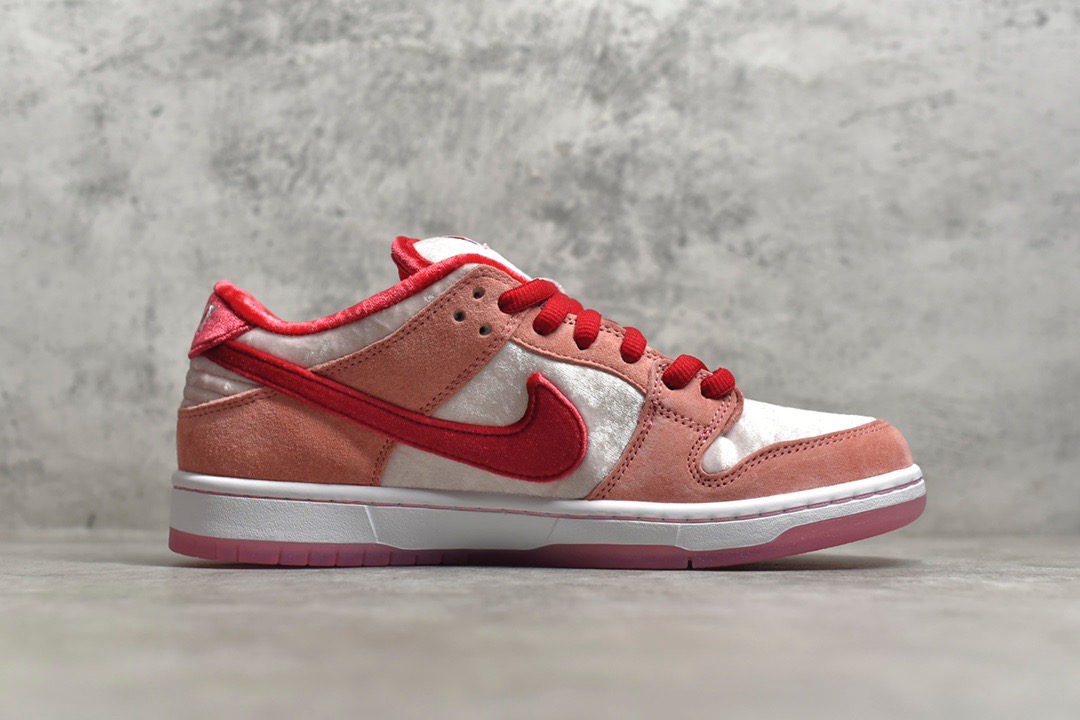 SB Dunk Low StrangeLove Skateboards CT2552-800